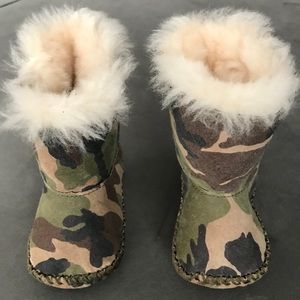 Ugg l Caden Camo Infant bootie fits 0-6 months.